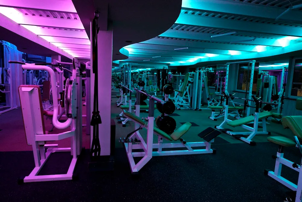 Konditerem neon fényekben